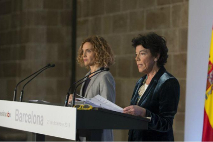 Las ministras Meritxell Batet (izquierda) y Isabel Celaá (derecha) en la rueda de prensa posterior al Consejo de Ministros celebrado en Barcelona.-ALBERT BERTRÁN (EL PERIÓDICO)