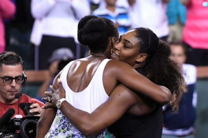 Las hermanas Williams se abrazan tras el partido.-KEVORK DJANSEZIAN (AFP)
