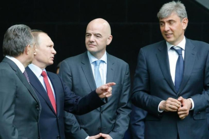 Serguéi Galitsky (derecha), con Vladimir Putin y el presidente de la FIFA, Gianni Infantino.-AFP / SERGEI KARPUKHIN