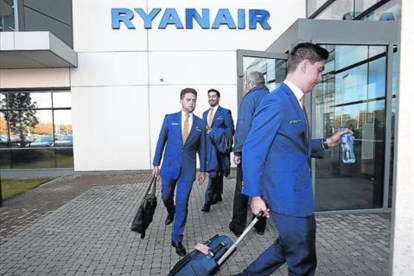 Un equipo de vuelo sale de las oficinas de Ryanair en Dublín, el viernes pasado.-AFP/PAUL FAITH