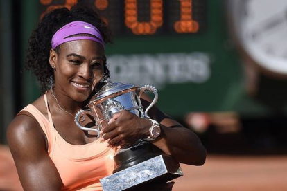 Serena Williams posa con el trofeo que la acredita como ganadora de Roland Garros.-Foto: AFP / MIGUEL MEDINA