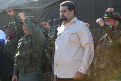 El presidentde de Venezuela, Nicolás Maduro,presencia un ejecicio militar.-REUTERS