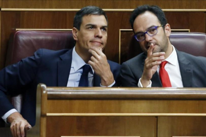 Pedro Sánchez y Antonio Hernando, el pasado martes en el Congreso.-JUAN MANUEL PRATS