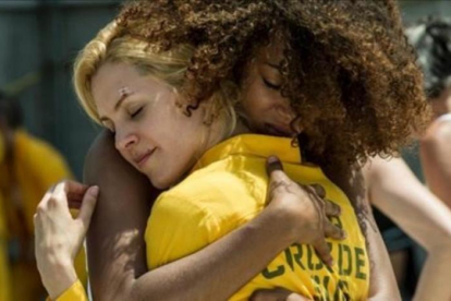 Rizos (Berta Vázquez) y Macarena (Maggie Civantos) se funden en un abrazo en 'Vis a vis' (A-3 TV).-ATRESMEDIA