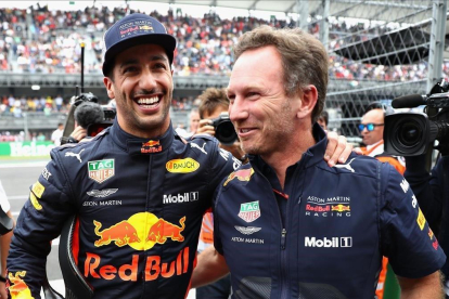 Daniel Ricciardo recibe las felicitaciones de Christian Horner tras lograr la pole.-/ AFP / MARK THOMPSON