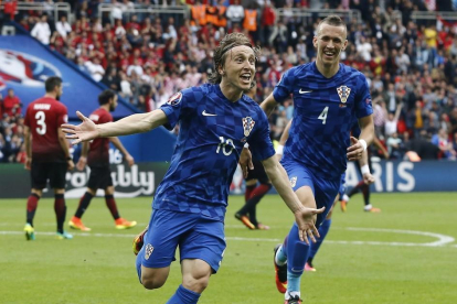 Luka Modric celebra junto a su compañero Ivan Perisic, del Inter, un gol con Croacia en la Eurocopa 2016. /-EFE