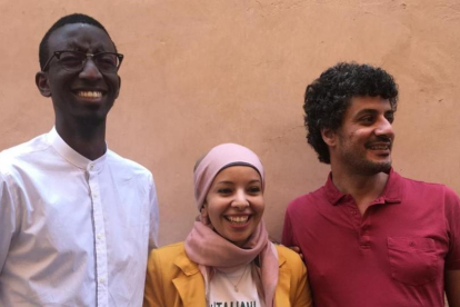 Ian Elly Ssali Kiggundu,  Marwa Mahmoud y Mohamed Abdalla Tailmoun (de izquierda a derecha), jóvenes que se han organizado para reclamar el derecho a tener la nacionalidad italiana.-IRENE SAVIO