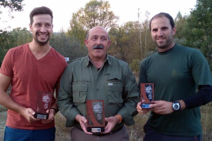 Aldea, Romera y Montero con sus respectivos trofeos como los tres mejopres del Provincial de lance.-D.S.