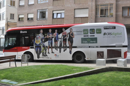 El autobús urbano en la calle Doctrina.-Valentín Guisande
