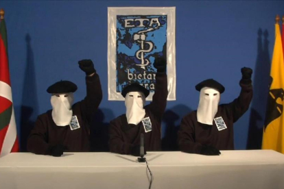 Miembros de ETA en una imagen de archivo.-