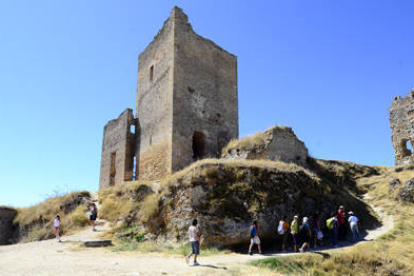 Turistas en los restos de un castillo. / A. M. -