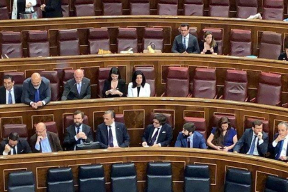 Imagen general de los diputados de Vox ocupando las filas del PSOE con el socialista José Zaragoza entre ellos.-ACN