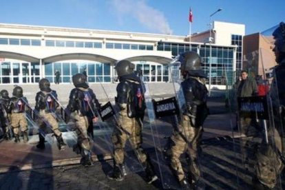 Soldados turcos en las inmediaciones del tribunal donde han empezado a juzgarse a los golpistas.-OSMAN ORSAL / REUTERS