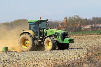 Un tractor realizando sus labores en una explotación agrícola ubicada en la provincia palentina.-M. BRÁGIMO