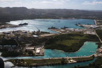 Vista aeérea de la base naval estadounidense en el puerto de Apra, en la isla de Guam.-US NAVAL BASE GUAM JEFFREY LANDI