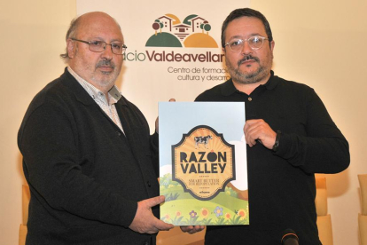 Amancio Martínez, alcalde de Valdeavellano, y Joaquín Alcalde, director de El Hueco.-V.G.