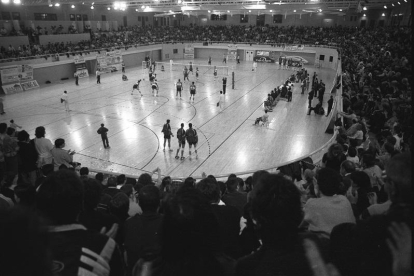 El pabellón de Los Pajaritos, el 20 de enero de 1999, hasta la bandera.-ARCHIVO HDS
