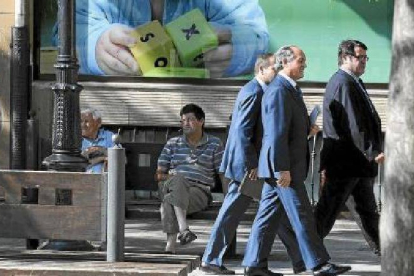 Del Canto, De la Vega y Antolín  ayer en la capital soriana antes de entrar en la reunión con los consejeros de Soria. / V. GUISANDE-