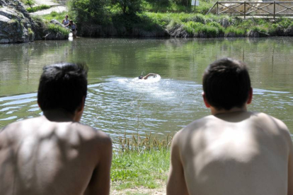 Un grupo de bañistas, ayer, en las márgenes del río Duero.-VALENTÍN GUISANDE