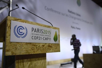Preparativos para el buen funcionamiento de la cumbre del clima en el salón plenario del recinto ferial de Le Bourget, en París.-AFP / MARTIN BUREAU