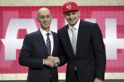 Adam Silver, el comisionado de la NBA, a la izquierda de la imagen, saluda a Luka Doncic-KEVIN HAGEN (AP)