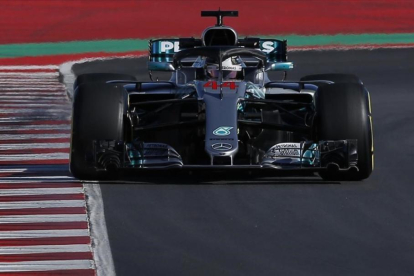 Lewis Hamilton pilota su Mercedes en los ensayos de Montmeló de este martes.-/ MANU FERNANDEZ