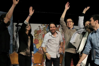 Mayoral, Montero, Iglesias, Errejón, Bescansa y Espinar en un acto de Podemos en Vallecas (Madrid).-JOSE LUIS ROCA