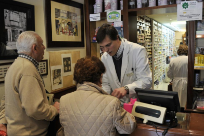 El gasto farmacéutico ha aumentado en el mes de noviembre y también en lo que va de año. algo que se habrá observado en las farmacias de la provincia de Soria.-VALENTÍN GUISANDE