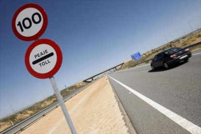 Señal de proximidad de un peaje en la autopista Madrid-Levante.-EL PERIÓDICO