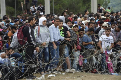 Espera en la zona fronteriza entre Macedonia y Grecia.-Foto: GEORGI LICOVSKI / EFE