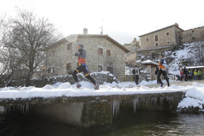 Los participantes corrieron sobre la nieve que dejó el temporal de la noche anterior y haciendo frente a las inclemencias del tiempo.-LUIS ÁNGEL TEJEDOR
