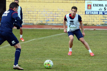 Íñigo Pérez en un lance del entrenamiento de ayer en el anexo de Los Pajaritos.-Álvaro Martínez