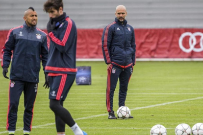 Guardiola, Con Javi Martínez y Vidal, en el entrenamiento del Bayern.-EFE / MARC MUELLER