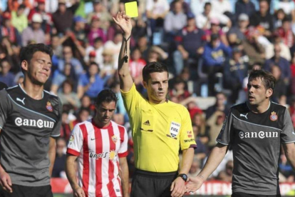 Del Cerro Grande amonesta a Héctor Moreno en el Granada-Espanyol de la Liga 2013-14.-CARLOS BARBA