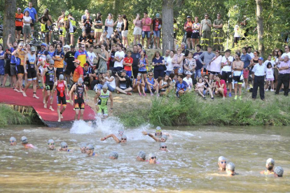 Almazán se convirtió ayer en la capital del triatlón con el Nacional en la modalidad cross.-VALENTÍN GUISANDE