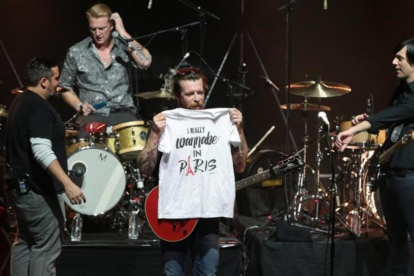 El cantante de Eagles of Death Metal, Jesse Hugues, enseña una camiseta que recuerda el atentado de la sala Bataclan de París, durante la actuación del grupo en el Olympia, el pasado mes de febrero.-JOEL SAGET