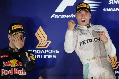 Rosberg celebra la victoria junto a Ricciardo, en Singapur.-AFP