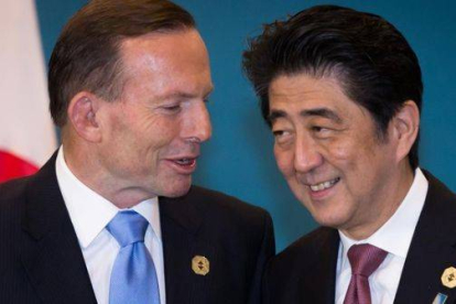 Abe (derecha) junto al primer ministro australiano, Tony Abbott, en la cumbre del G-20 en Brisbane, el 16 de noviembre.-Foto: AFP