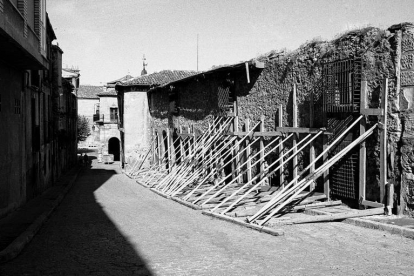 La fachada del almacén municipal apuntalada después de su traslado a la calle El Viso´.-JCyL. AHPSo. Asociación Amigos del Museo Numantino.