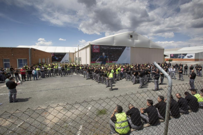 Los trabajadores de Nissan ratifican en asamblea el preacuerdo-EL MUNDO