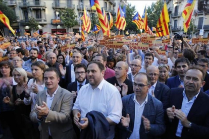 El vicepresidente Oriol Junqueras encabeza la concentración en Barcelona para pedir la dimisión de Jorge Fernández Díaz.-ÁLVARO MONGE