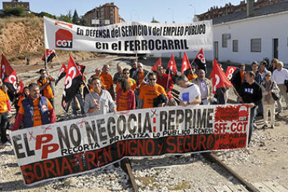 El sindicato CGT organizó ayer una jornada de protesta en defensa del tren, que partió de la estación hasta el centro de Soria. / VALENTÍN GUISANDE-