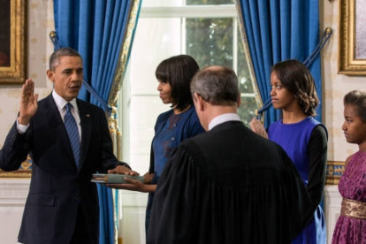 Obama jura el cargo. / White House Photo by Lawrence Jackson-