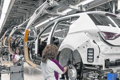Dos mujeres, en la cadena de montaje del Ibiza en la fábrica de Seat en Martorell.-/ JOAN CORTADELLAS