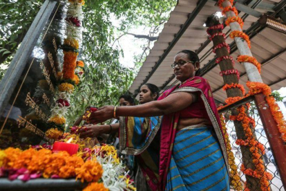 Mujeres rinden tributo  en el hospital de Cama  a las victimas de los atentados en Bombay de hace diez anos en los que insurgentes del grupo paquistani Lashkar-e-Taiba  LeT  mataron a tiros a 166 personas.-EFE / Divyakant Solanki