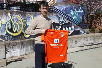 José Rojo Martín 'Pacheta' posa con la camiseta del Ratchaburi durante su visita a Soria con motivo del parón en la Liga Tailandesa.-MARÍA FERRER