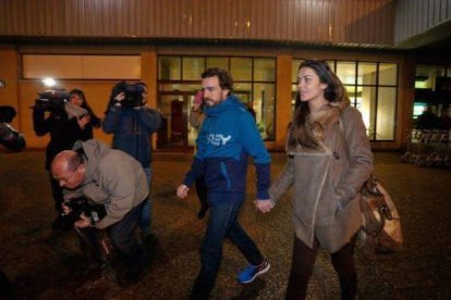 Fernando Alonso y Lara Álvarez en el aeropuerto de Avilés.-Foto: MARA VILLAMUZA / LA NUEVA ESPAÑA