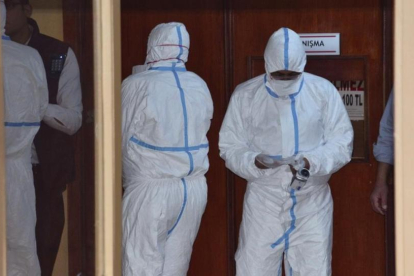 Forenses turcos tras analizar los cadáveres de víctimas del ataque químico.-AP