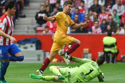 Vietto bate a Cuéllar para marcar el primer gol del Sporting-Sevilla en El Molinón.-REUTERS / ELOY ALONSO