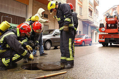 Los bomberos de Soria durante una actuación en la capital. / VALENTÍN GUISANDE-